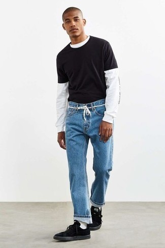 Look alla moda per uomo: T-shirt girocollo nera, T-shirt manica lunga bianca, Jeans blu, Sneakers basse di tela nere