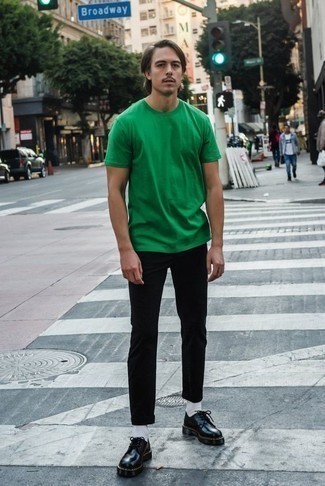 Look alla moda per uomo: T-shirt girocollo verde, Chino neri, Scarpe derby in pelle pesanti nere, Calzini bianchi