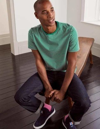 Come indossare e abbinare calzini rosa in modo casual: Vestiti con una t-shirt girocollo a righe orizzontali verde e calzini rosa per un outfit rilassato ma alla moda. Scegli uno stile classico per le calzature e calza un paio di sneakers basse di tela blu scuro.