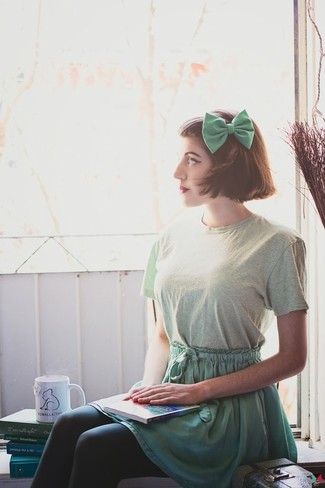 Come indossare e abbinare un papillon per una donna di 30 anni in modo casual: Scegli una t-shirt girocollo verde menta e un papillon per un'atmosfera casual-cool.