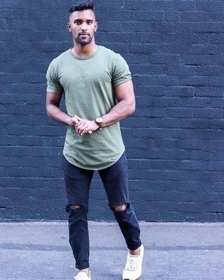 Come indossare e abbinare jeans in modo rilassato: Prova a combinare una t-shirt girocollo verde menta con jeans per una sensazione di semplicità e spensieratezza. Indossa un paio di scarpe sportive bianche per avere un aspetto più rilassato.