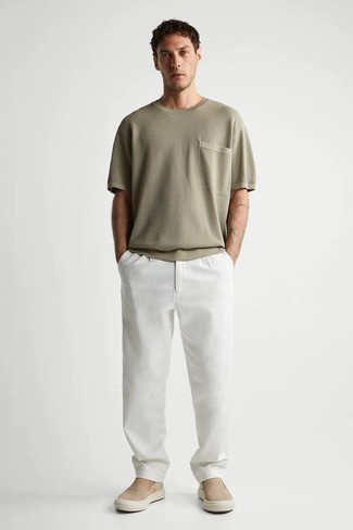 Look alla moda per uomo: T-shirt girocollo verde oliva, Chino bianchi, Sneakers senza lacci di tela marrone chiaro