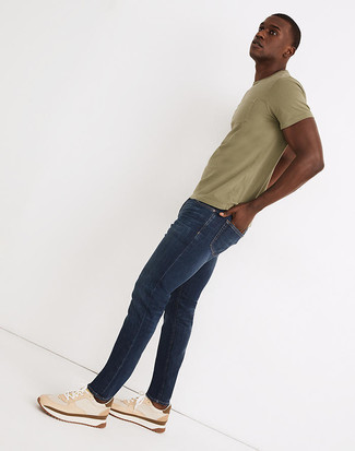 Come indossare e abbinare jeans con scarpe sportive per un uomo di 30 anni in modo rilassato: Potresti indossare una t-shirt girocollo verde oliva e jeans per un fantastico look da sfoggiare nel weekend. Se non vuoi essere troppo formale, calza un paio di scarpe sportive.