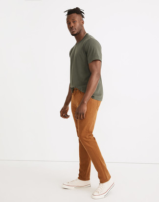 Quale jeans indossare con sneakers alte beige per un uomo di 30 anni: Per un outfit quotidiano pieno di carattere e personalità, indossa una t-shirt girocollo verde oliva con jeans. Per un look più rilassato, scegli un paio di sneakers alte beige.