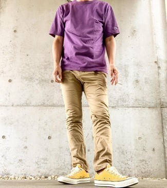 Quale chino indossare con sneakers basse gialle: Scegli una t-shirt girocollo viola melanzana e chino per un pranzo domenicale con gli amici. Sneakers basse gialle sono una valida scelta per completare il look.