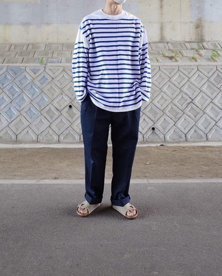 Look alla moda per uomo: T-shirt manica lunga a righe orizzontali bianca e blu, Chino blu scuro, Sandali in pelle scamosciata beige
