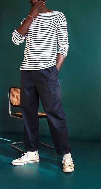 Look alla moda per uomo: T-shirt manica lunga a righe orizzontali bianca e blu scuro, Chino blu scuro, Sneakers alte di tela bianche