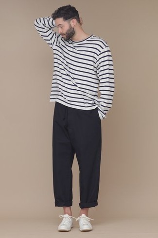 Look alla moda per uomo: T-shirt manica lunga a righe orizzontali bianca e blu scuro, Chino neri, Sneakers basse bianche