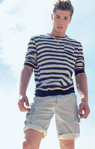 Look alla moda per uomo: T-shirt manica lunga a righe orizzontali bianca e blu scuro, Pantaloncini beige