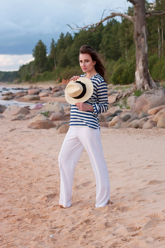 Come indossare e abbinare pantaloni larghi bianchi: Prova ad abbinare una t-shirt manica lunga a righe orizzontali bianca e blu scuro con pantaloni larghi bianchi per vestirti casual.