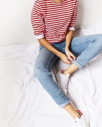 Come indossare e abbinare sneakers basse bianche: Potresti combinare una t-shirt manica lunga a righe orizzontali rossa con jeans azzurri per un look semplice, da indossare ogni giorno. Per un look più rilassato, indossa un paio di sneakers basse bianche.