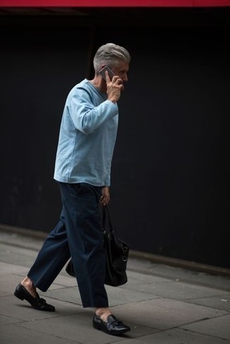Quale mocassini con nappine indossare con chino blu: Per un outfit quotidiano pieno di carattere e personalità, abbina una t-shirt manica lunga azzurra con chino blu. Scegli uno stile classico per le calzature e scegli un paio di mocassini con nappine.