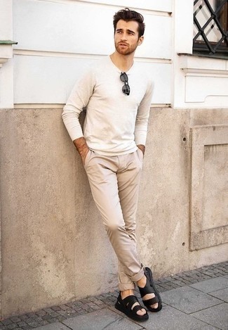 Come indossare e abbinare chino beige in modo rilassato: Prova ad abbinare una t-shirt manica lunga bianca con chino beige per vestirti casual. Per distinguerti dagli altri, opta per un paio di sandali in pelle neri.