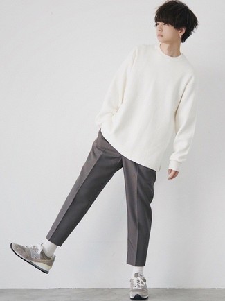 Quale scarpe sportive indossare con chino grigi: Coniuga una t-shirt manica lunga bianca con chino grigi per un look semplice, da indossare ogni giorno. Mettiti un paio di scarpe sportive per avere un aspetto più rilassato.
