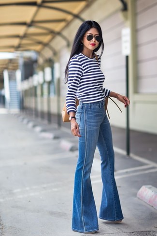 Come indossare e abbinare una t-shirt manica lunga con jeans: Indossa una t-shirt manica lunga con jeans per un look spensierato e alla moda.