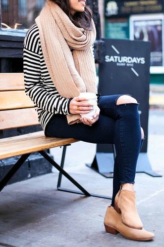 Quale jeans indossare con stivaletti marrone chiaro per una donna di 30 anni in modo casual: Potresti abbinare una t-shirt manica lunga a righe orizzontali bianca e nera con jeans per andare a prendere un caffè in stile casual. Stivaletti marrone chiaro sono una buona scelta per completare il look.