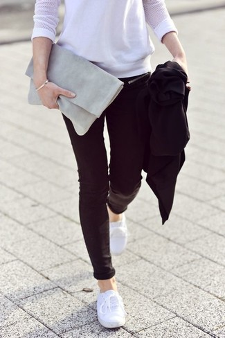 Look alla moda per donna: T-shirt manica lunga in rete bianca, Jeans aderenti neri, Sneakers basse di tela bianche, Pochette in pelle scamosciata grigia