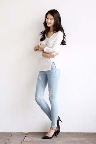 Look alla moda per donna: T-shirt manica lunga bianca, Jeans aderenti strappati azzurri, Décolleté in pelle neri