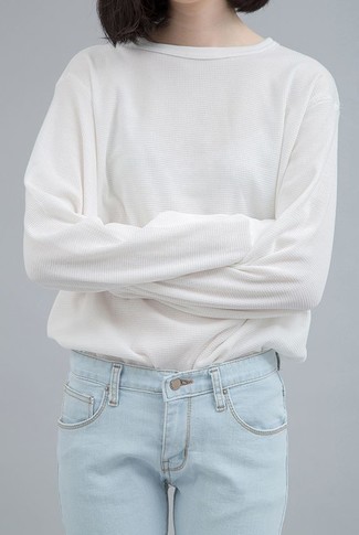 Come indossare e abbinare una t-shirt manica lunga bianca quando fa caldo in modo smart-casual: Potresti abbinare una t-shirt manica lunga bianca con jeans azzurri per un pranzo domenicale con gli amici.