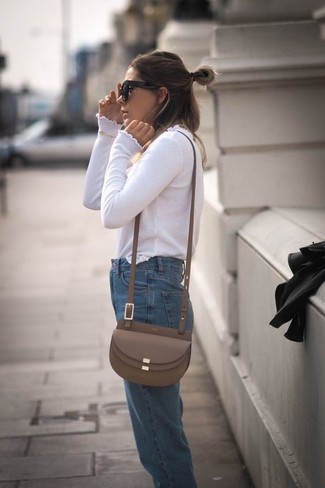 Look alla moda per donna: T-shirt manica lunga bianca, Jeans blu, Borsa a tracolla in pelle marrone