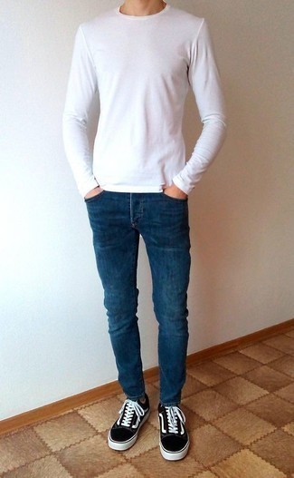 Look alla moda per uomo: T-shirt manica lunga bianca, Jeans blu scuro, Sneakers basse di tela nere e bianche, Salvapiede bianco