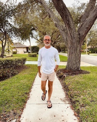 Come indossare e abbinare occhiali da sole trasparenti per un uomo di 50 anni: Metti una t-shirt manica lunga bianca e occhiali da sole trasparenti per una sensazione di semplicità e spensieratezza. Abbina questi abiti a un paio di sandali di tela beige.