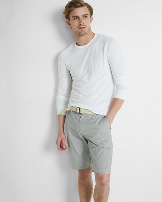 Look alla moda per uomo: T-shirt manica lunga bianca, Pantaloncini grigi, Cintura di tela tessuta beige