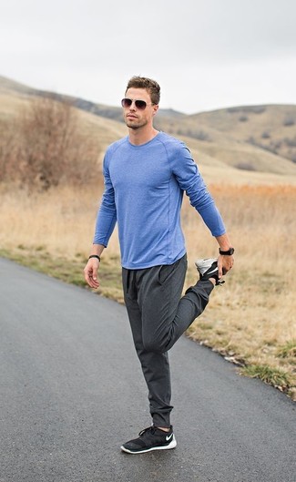 Come indossare e abbinare pantaloni sportivi grigi: Potresti indossare una t-shirt manica lunga blu e pantaloni sportivi grigi per un'atmosfera casual-cool. Scarpe sportive nere sono una validissima scelta per completare il look.