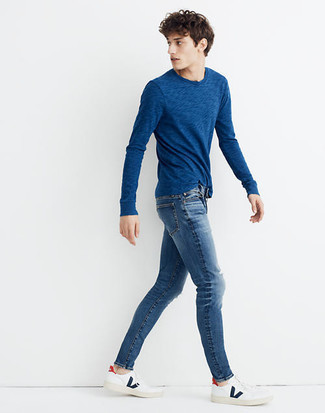 Look alla moda per uomo: T-shirt manica lunga blu scuro, Jeans aderenti strappati blu scuro, Sneakers basse in pelle bianche e blu scuro