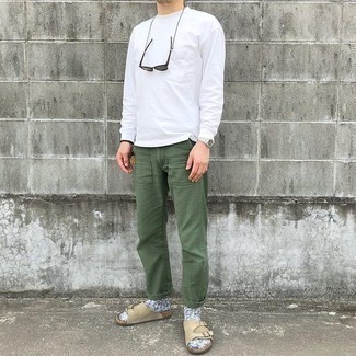 Trend da uomo 2021: Indossa una t-shirt manica lunga bianca e chino verde oliva per un outfit comodo ma studiato con cura. Per distinguerti dagli altri, prova con un paio di sandali in pelle scamosciata beige.