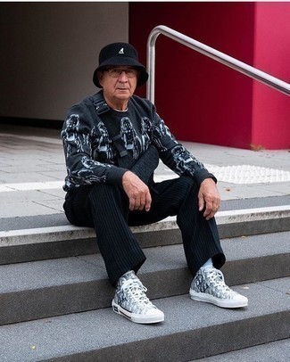 Quale chino indossare con sneakers alte grigie per un uomo di 60 anni: Potresti indossare una t-shirt manica lunga stampata grigio scuro e chino per un'atmosfera casual-cool. Sneakers alte grigie creeranno un piacevole contrasto con il resto del look.
