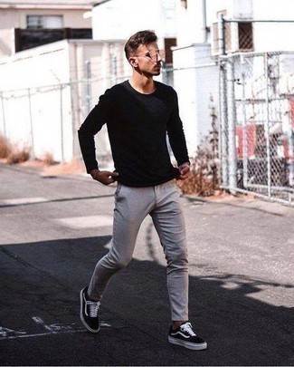 Look alla moda per uomo: T-shirt manica lunga nera, Chino grigi, Sneakers basse di tela nere e bianche, Orologio argento