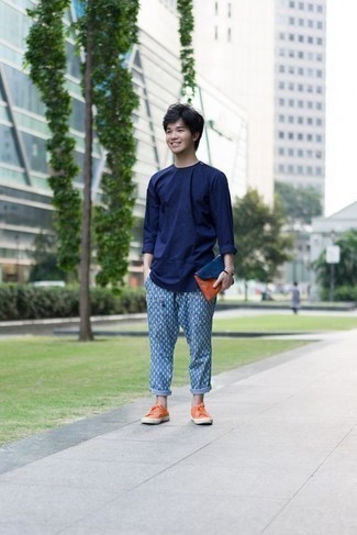 Quale chino indossare con una t-shirt manica lunga blu scuro per un uomo di 17 anni: Abbina una t-shirt manica lunga blu scuro con chino per vestirti casual. Completa questo look con un paio di sneakers basse di tela arancioni.