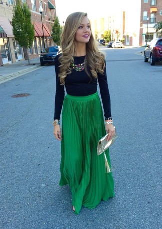 Come indossare e abbinare una gonna lunga verde per una donna di 30 anni: Prova a combinare una t-shirt manica lunga nera con una gonna lunga verde per un pranzo domenicale con gli amici.