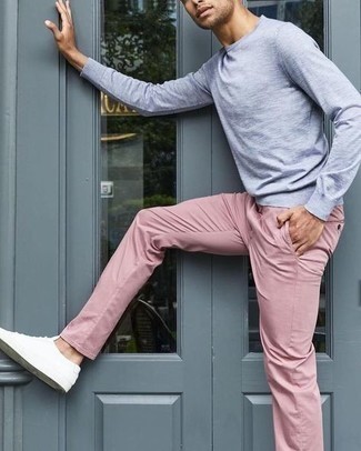 Quale sneakers basse indossare con chino rosa in modo casual: Per un outfit quotidiano pieno di carattere e personalità, scegli una t-shirt manica lunga grigia e chino rosa. Sneakers basse sono una splendida scelta per completare il look.