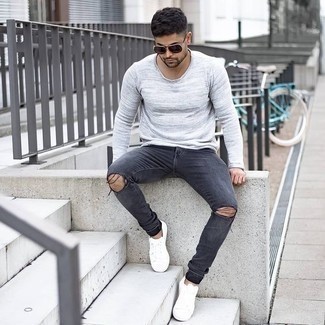 Come indossare e abbinare jeans grigio scuro con sneakers basse bianche per un uomo di 20 anni: Prova a combinare una t-shirt manica lunga grigia con jeans grigio scuro per un look comfy-casual. Questo outfit si abbina perfettamente a un paio di sneakers basse bianche.