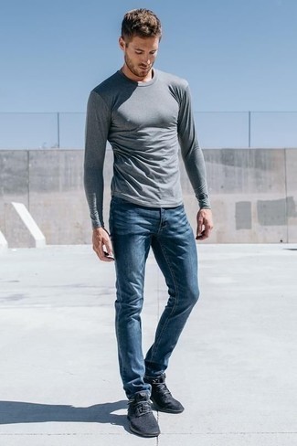 Come indossare e abbinare scarpe sportive blu scuro e bianche: Questa combinazione di una t-shirt manica lunga grigia e jeans blu è perfetta per il tempo libero. Perché non aggiungere un paio di scarpe sportive blu scuro e bianche per un tocco più rilassato?