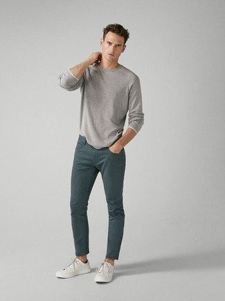 Quale jeans indossare con una t-shirt manica lunga grigia: Potresti abbinare una t-shirt manica lunga grigia con jeans per un look spensierato e alla moda. Perfeziona questo look con un paio di sneakers basse di tela bianche.