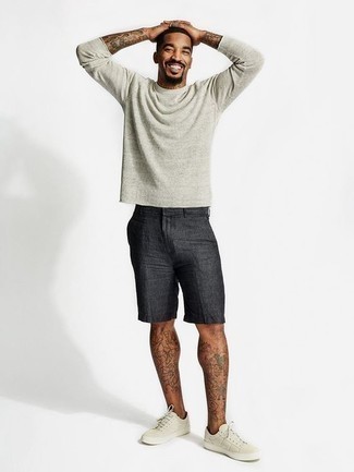 Look alla moda per uomo: T-shirt manica lunga grigia, Pantaloncini grigio scuro, Sneakers basse di tela beige