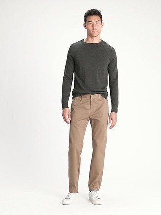 Look alla moda per uomo: T-shirt manica lunga grigio scuro, Chino marrone chiaro, Sneakers basse di tela bianche