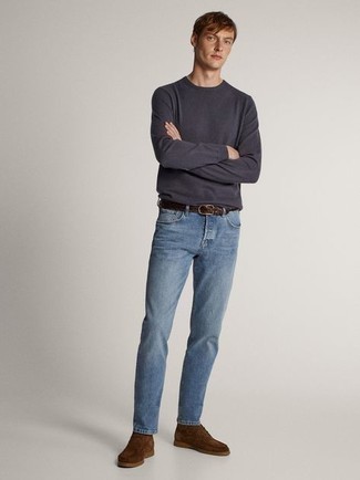 Come indossare e abbinare jeans blu: Prova ad abbinare una t-shirt manica lunga grigio scuro con jeans blu per un look semplice, da indossare ogni giorno. Scegli uno stile classico per le calzature e opta per un paio di chukka in pelle scamosciata marroni.