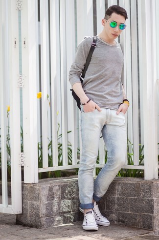 Come indossare e abbinare una t-shirt manica lunga grigia: Metti una t-shirt manica lunga grigia e jeans aderenti azzurri per una sensazione di semplicità e spensieratezza. Opta per un paio di sneakers basse bianche per dare un tocco classico al completo.