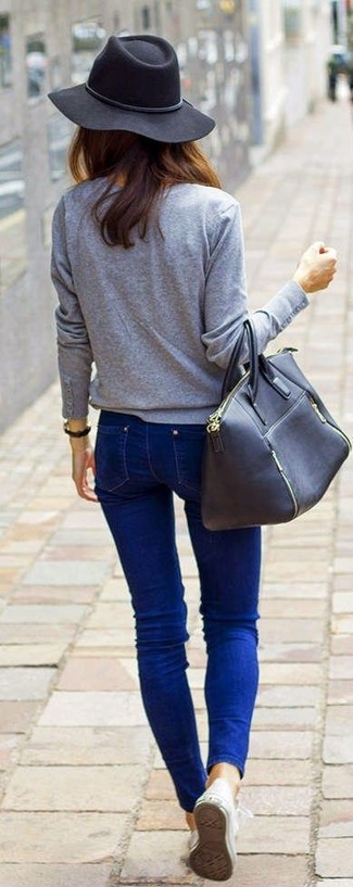 Quale sneakers basse indossare con jeans blu scuro per una donna di 30 anni: Combina una t-shirt manica lunga grigia con jeans blu scuro per vestirti casual. Per distinguerti dagli altri, scegli un paio di sneakers basse come calzature.