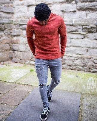Come indossare e abbinare jeans aderenti grigio scuro: Combina una t-shirt manica lunga rossa con jeans aderenti grigio scuro per un outfit rilassato ma alla moda. Scegli un paio di sneakers basse di tela nere e bianche per dare un tocco classico al completo.