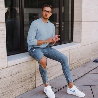 Quale jeans aderenti indossare con sneakers basse bianche e blu quando fa caldo: Coniuga una t-shirt manica lunga azzurra con jeans aderenti per un'atmosfera casual-cool. Per le calzature, scegli lo stile classico con un paio di sneakers basse bianche e blu.