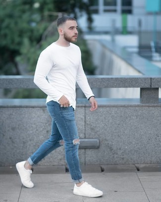 Quale jeans indossare con una t-shirt manica lunga bianca e blu: Indossa una t-shirt manica lunga bianca e blu e jeans per un'atmosfera casual-cool. Sneakers basse di tela bianche sono una splendida scelta per completare il look.