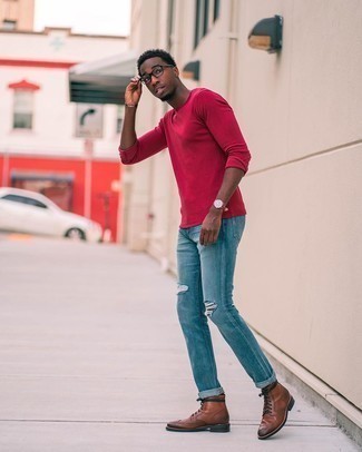 Quale jeans aderenti indossare con stivaletti brogue marrone scuro: Coniuga una t-shirt manica lunga rossa con jeans aderenti per un'atmosfera casual-cool. Prova con un paio di stivaletti brogue marrone scuro per dare un tocco classico al completo.