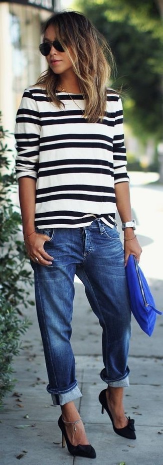 Quale t-shirt manica lunga indossare con jeans blu quando fa caldo: Prova ad abbinare una t-shirt manica lunga con jeans blu per un look comfy-casual. Décolleté in pelle scamosciata neri sono una interessante scelta per completare il look.