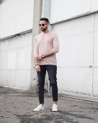 Come indossare e abbinare jeans grigio scuro con sneakers basse bianche: Vestiti con una t-shirt manica lunga rosa e jeans grigio scuro per un'atmosfera casual-cool. Ispirati all'eleganza di Luca Argentero e completa il tuo look con un paio di sneakers basse bianche.