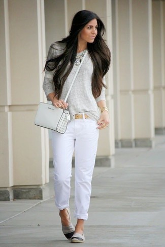 Look alla moda per donna: T-shirt manica lunga grigia, Jeans bianchi, Sneakers senza lacci grigie, Borsa a tracolla in pelle bianca